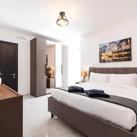 Modern 3-bed Maisonette&backyard In St Pauls Bay 아파트 *