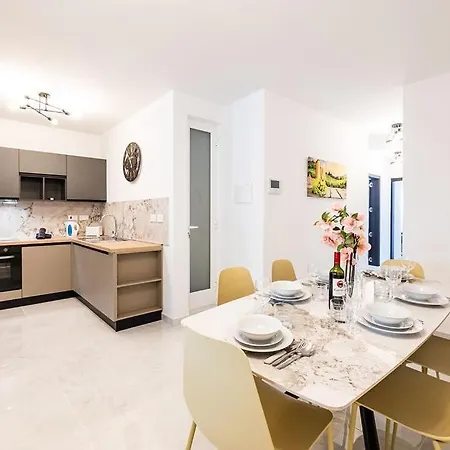 Modern 3-bed Maisonette&backyard In St Pauls Bay 아파트 *