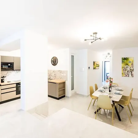 Modern 3-bed Maisonette&backyard In St Pauls Bay Apartman *